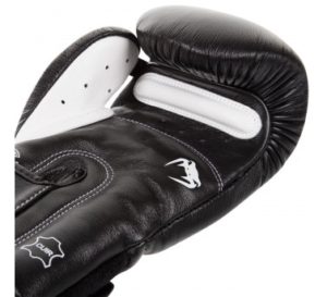 Venum Giant 3.0 Boxing Gloves2