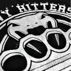 Produktinfo: Made of 100% high grade brazilian cotton, "Heavy Hitters"'s tee shows us some tremendous design with its oversize brass knucles made with silver ink. Amazing result! Technical features : - 100% high grade brazilian cotton. - Very conmfortable. - High quality screen printing. - Silver ink. - Made in Brazil.